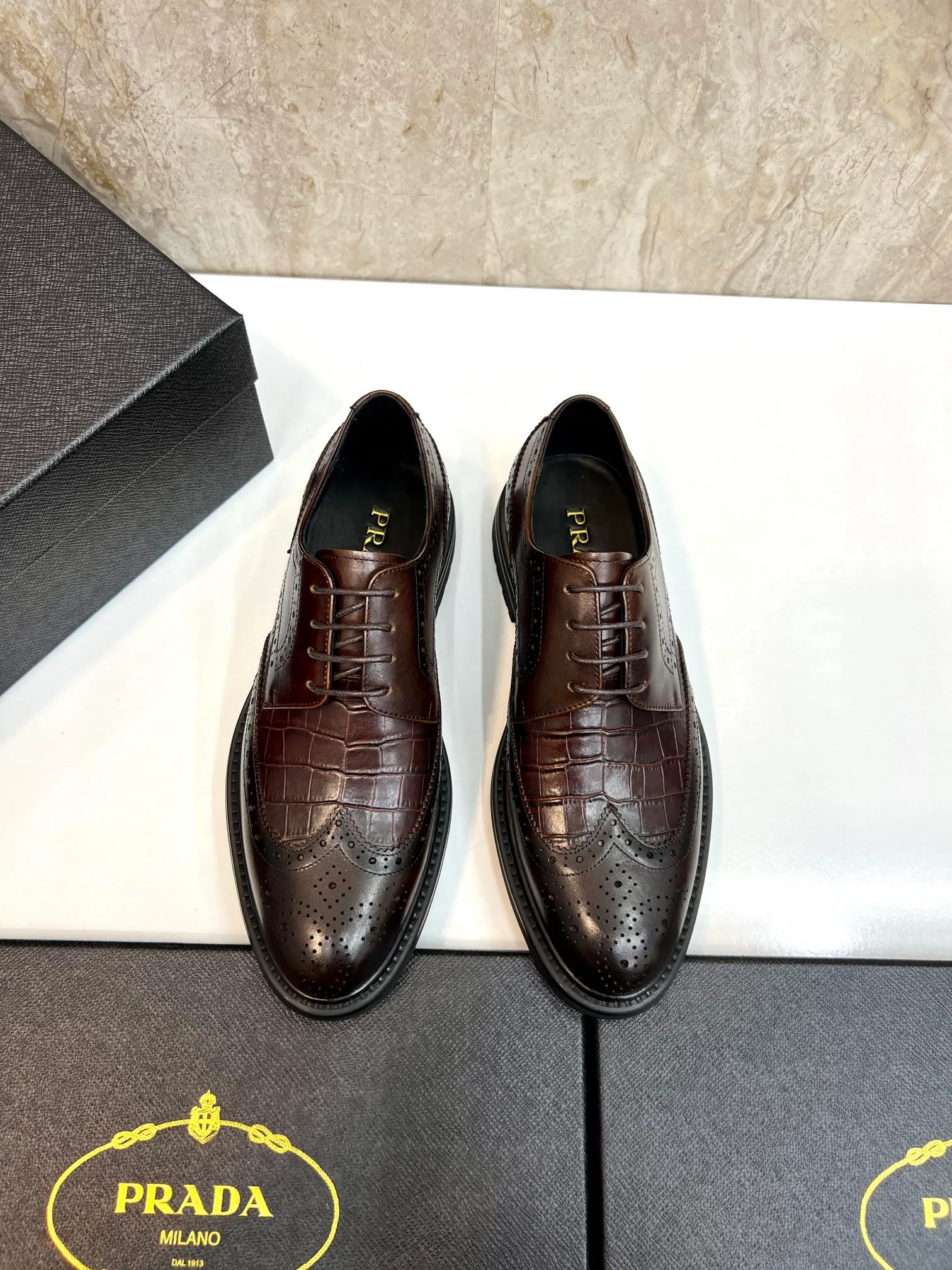 Original order quality: P580 Brand: PRADA (Prada) Standard code: Men's size 38/44 (45 can be customized) Grade: Same style as the official website High-quality men's shoes Material: Original cowhide Water-dyed cowhide lining Rubber outsole Style categories: Men's fashionable formal leather shoes Slip-on men's shoes series Young fashion European and American trends British style Top luxury Color: Actual picture